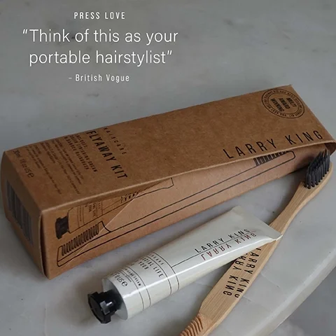 British Vogue LARRY KING HAIRCARE FLYAWAY KIT MULTI AWARD WINNING OUR BEST SELLING FLYAWAY KIT INCLUDES: A FLYAWAY FINISHING CREAM & A BAMBOO HAIRBRUSH CONTENTS INCLUYE CONTENU: A flyaway Finishing Cream & A Bamboo Hairbrush La crema de acabado & un cepillo de bambu La creme de finition & une brosse a cheveux en bambou 30ml 1fl oz US e LARRY KING HAIRCARE A SOCIAL LIFE FOR YOUR HAIR FLYAWAY FINISHING CREAM 30ml 1fl oz US e LARRY KING.